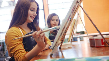 girl-painting girl-painting